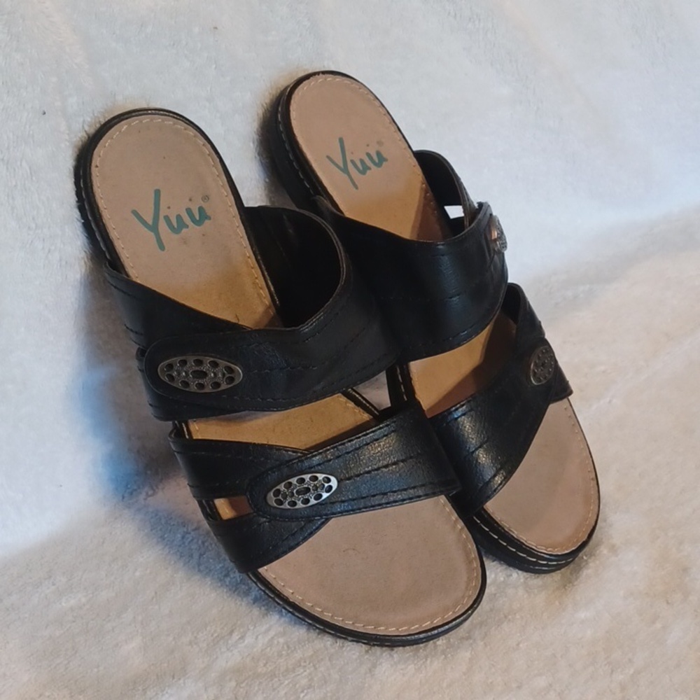 Yuu sandals women's size 8 black slip on shoes